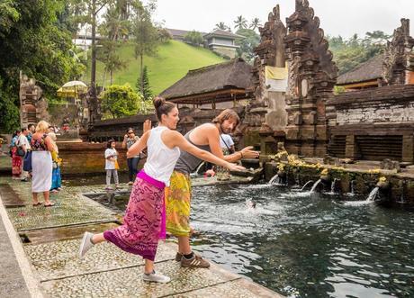 Al agua redentora! Al agua redentora!