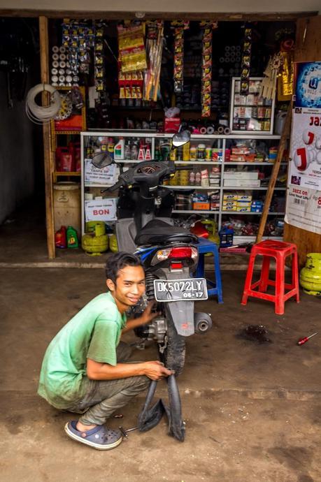 Reparando nuestro pinchazo, Gobleg, Bali Reparando nuestro pinchazo, Gobleg, Bali