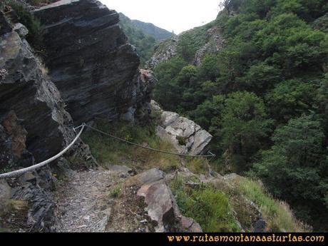 Ruta Hoces del Esva: Vista del camino con cuerda de seguridad