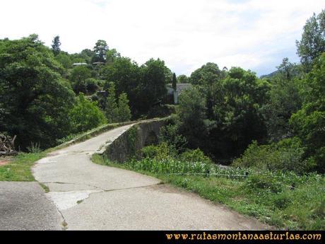 Ruta Hoces del Esva: Entrando en San Pedro de Paredes cruzando el puente sobre el río Esva