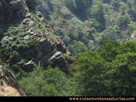 Ruta Hoces del Esva: Vista del camino con escaleras y valla