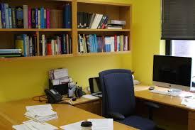 Oficinas en color amarillo