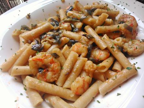 Macarrones de kamut con gambas picantes
