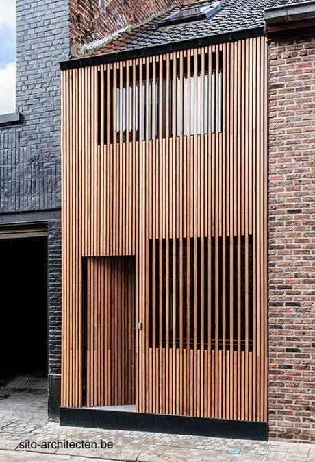 Frente moderno de madera en casa urbana entre medianeras en Bélgica