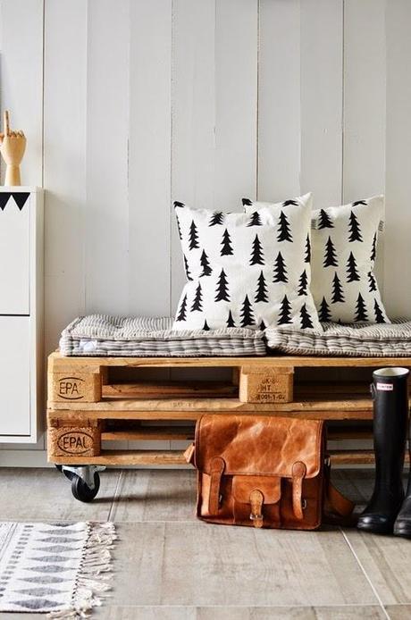 La idea del miércoles........una banco con palets en el recibidor