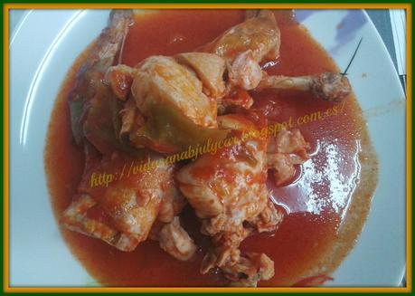 Conejo con tomate y pimeinetos