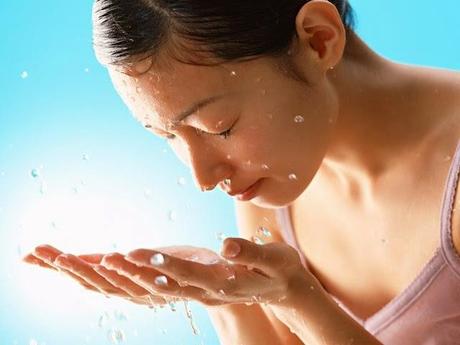 chica lavándose la car