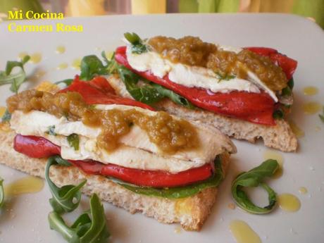 TOSTA DE PIMIENTO ASADO CON BOQUERONES AL NATURAL Y MERMELADA DE ACEITUNAS ALOREÑAS