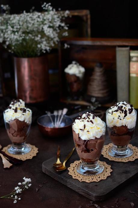 Helado de chocolate con leche con salsa de chocolate caliente y nata Helado de chocolate con leche con salsa de chocolate caliente y nata