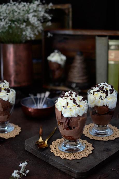 Helado de chocolate con leche con salsa de chocolate caliente y nata Helado de chocolate con leche con salsa de chocolate caliente y nata
