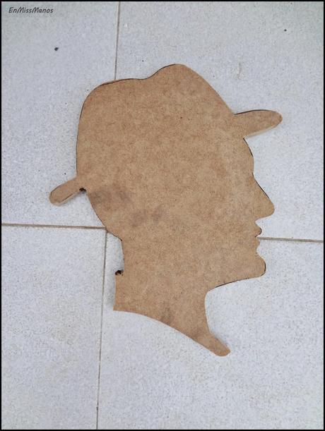 Silueta de hombre + pared del recibidor