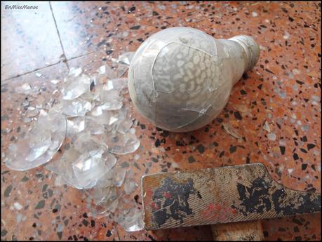 Leja para el recibidor y bombillas de cemento