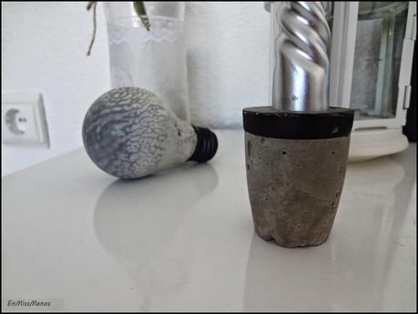 Leja para el recibidor y bombillas de cemento