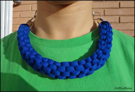 Collar de trapillo en azul