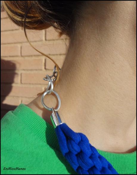 Collar de trapillo en azul