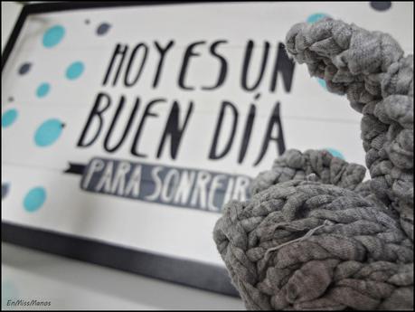 Cartel motivador + bombilla tejida en gris