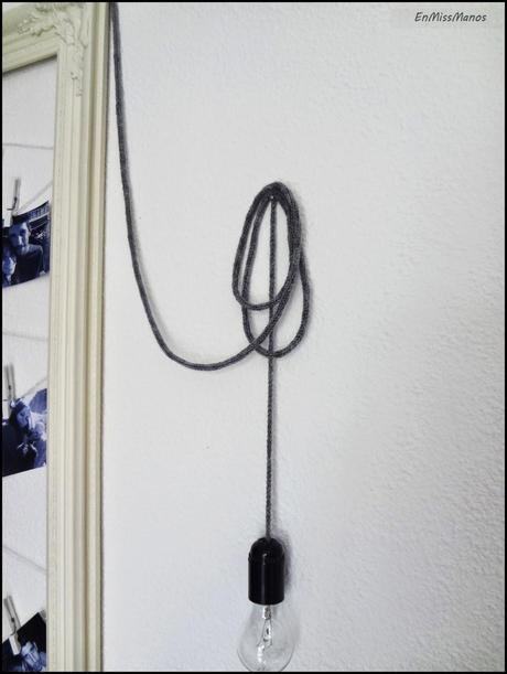 Cartel motivador + bombilla tejida en gris