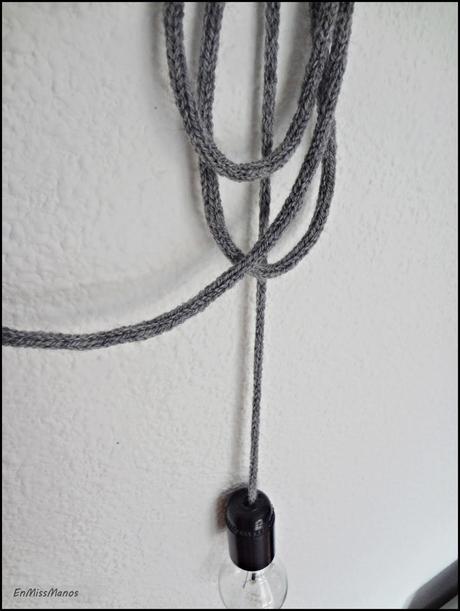 Cartel motivador + bombilla tejida en gris