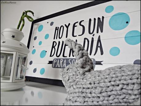 Cartel motivador + bombilla tejida en gris