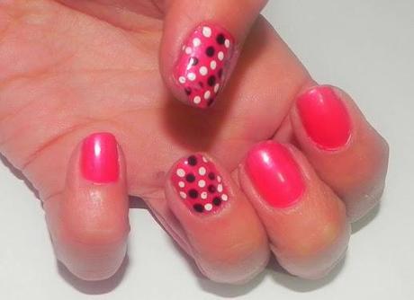 Fucsia para un blanco/negro (Look, manicura y outfit)