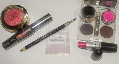 Fucsia para un blanco/negro (Look, manicura y outfit)