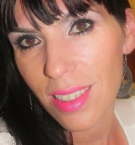 Fucsia para un blanco/negro (Look, manicura y outfit)