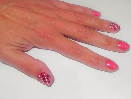 Fucsia para un blanco/negro (Look, manicura y outfit)