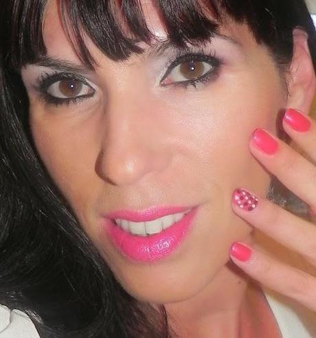 Fucsia para un blanco/negro (Look, manicura y outfit)
