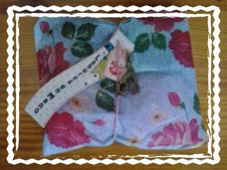 Libro guarda-agujas y regalo