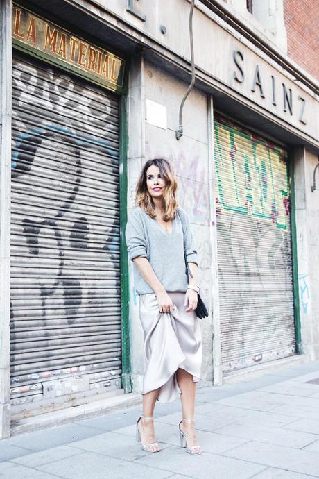 Midi_Skirt-Grey_Sweater-Sunglasshut-Outfit-Street_Style-4