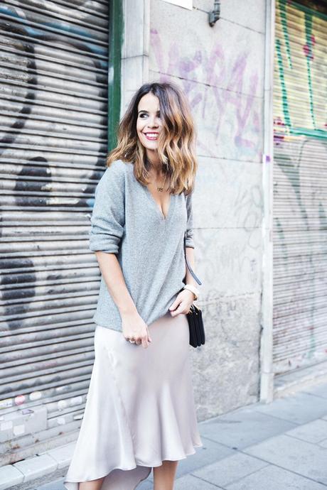 Midi_Skirt-Grey_Sweater-Sunglasshut-Outfit-Street_Style-9