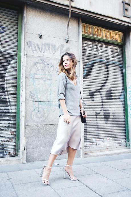 Midi_Skirt-Grey_Sweater-Sunglasshut-Outfit-Street_Style-16