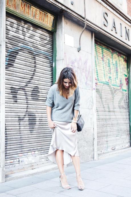 Midi_Skirt-Grey_Sweater-Sunglasshut-Outfit-Street_Style-3