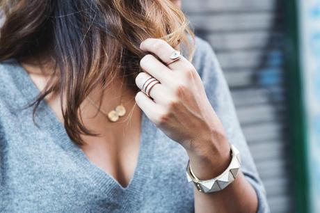 Midi_Skirt-Grey_Sweater-Sunglasshut-Outfit-Street_Style-22