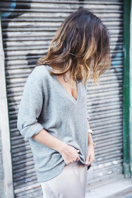 Midi_Skirt-Grey_Sweater-Sunglasshut-Outfit-Street_Style-17