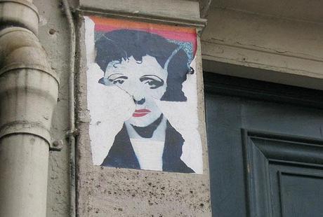 Imagen de Edith Piaf en la fachada de su casa