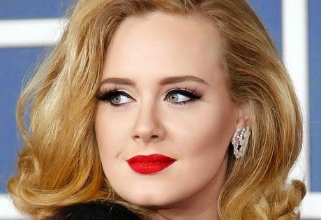 “ALGUIEN COMO TU” de la cantante Adele: La canción más vendida del 2011... Vídeo en vivo en HD y traducido al español.