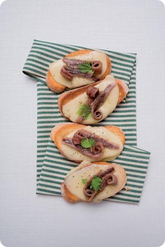 Crostini caciocavallo e acciughe