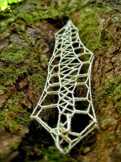 Hillary Fayle, hojas bordadas