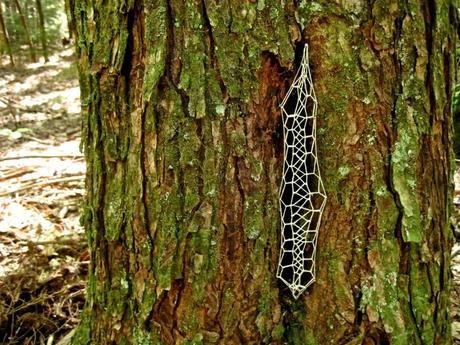 Hillary Fayle, hojas bordadas