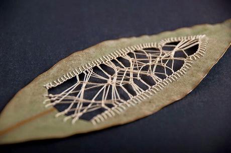 Hillary Fayle, hojas bordadas