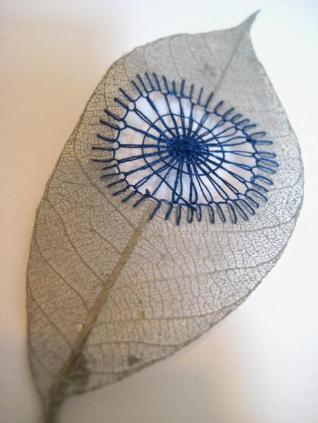 Hillary Fayle, hojas bordadas