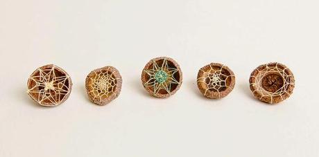 Hillary Fayle, hojas bordadas