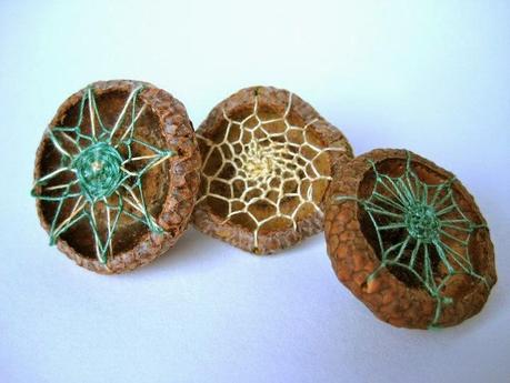 Hillary Fayle, hojas bordadas