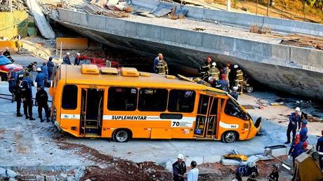 Al menos 2 muertos y 19 heridos tras la caída de viaducto en Belo Horizonte, Brasil