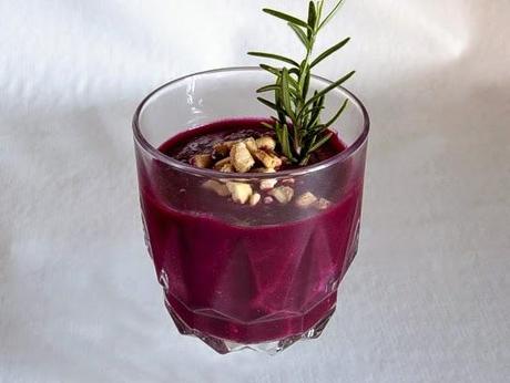 Crema de remolacha y aguacate con anacardos