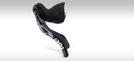 La maneta tiene un diseño específico para accionar los frenos de disco  para carretera. 