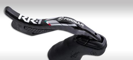 La maneta provee de la cantidad exacta del fluido hidráulico. 