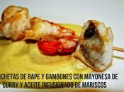 Brochetas rape gambones mayonesa curry aceite infusionado mariscos