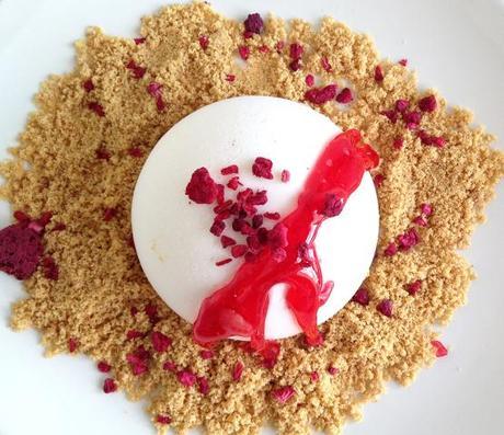 Tartitas de queso (semiesferas) tarta de queso deconstruida semiesferas de queso recetas delikatissen receta con moldes de silicona postres sofisticados postres de tarta de queso postres de restaurante moldes lekue crujiente de frambuesa 